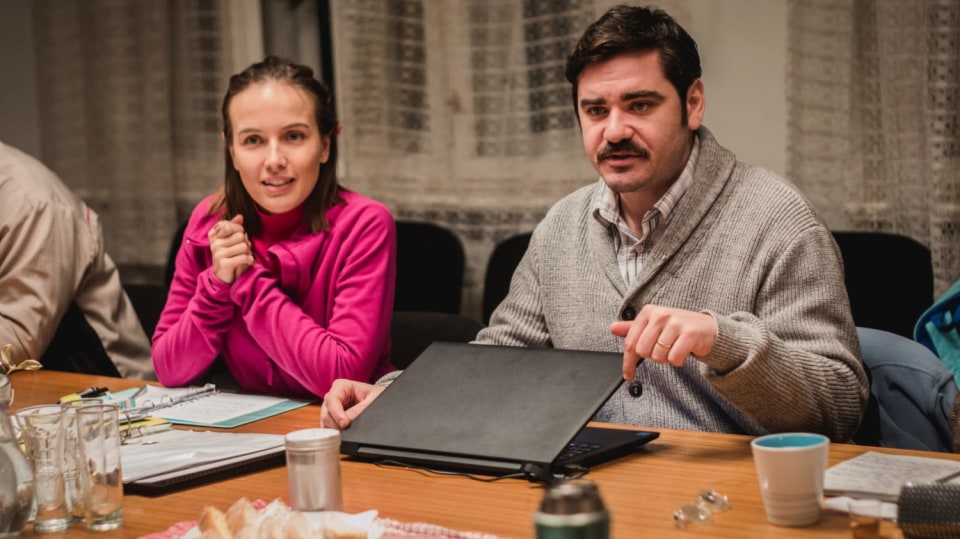 Tereza Ramba a Vojtěch Kotek se snaží ukočírovat schůzi Vlastníků.